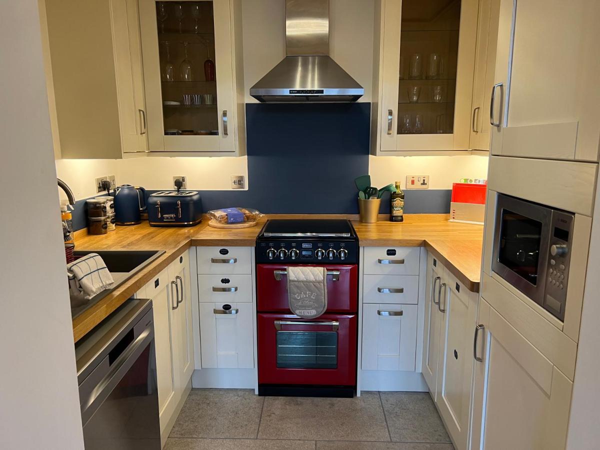 School House Cottage - 2 bedroom cottage - 1 dbl, 1 single - with garden and parking - Housity