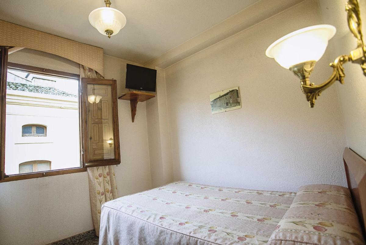 Hostal Plaza - Housity