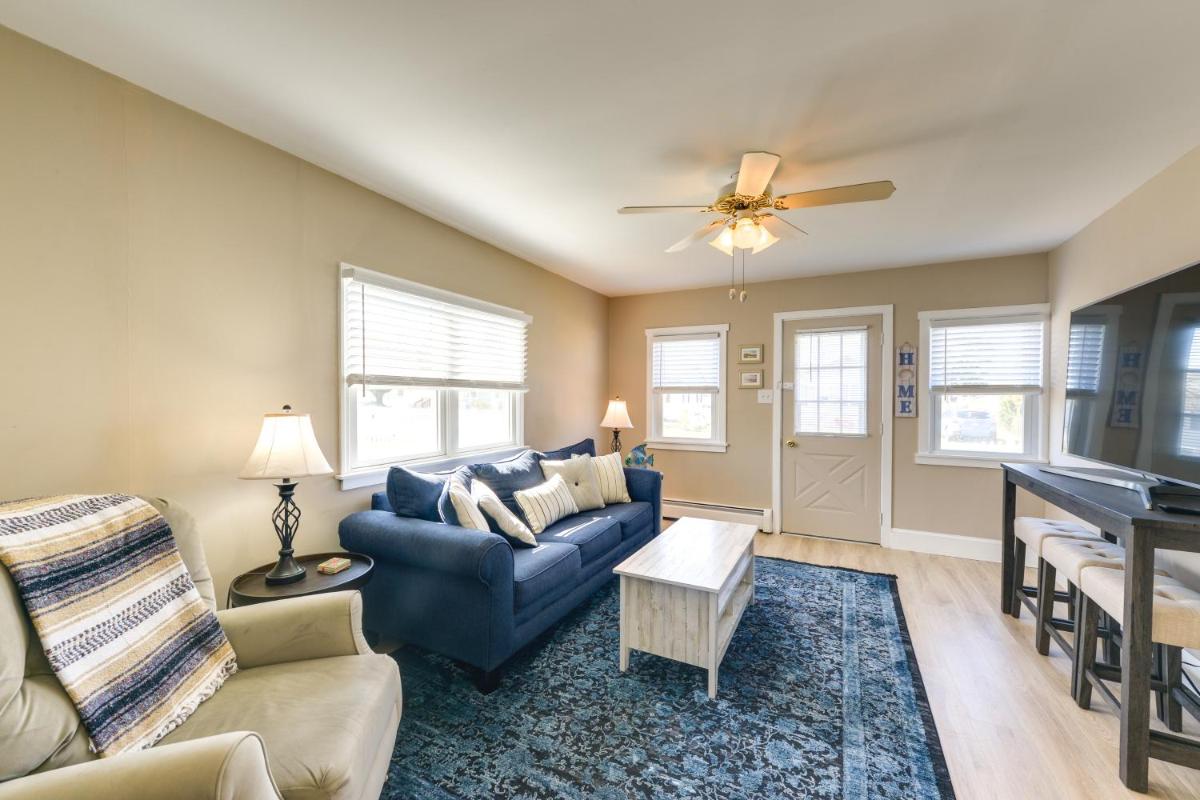 Cozy Villas Cottage with Deck, half Block to Beach! - Housity