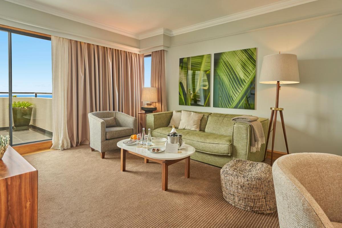 Uma área de estar em The Cliff Bay - PortoBay