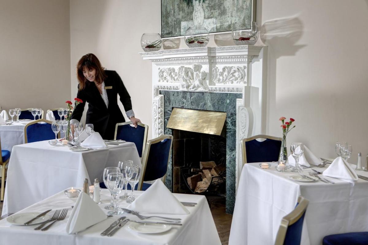 Hadlow Manor - Housity