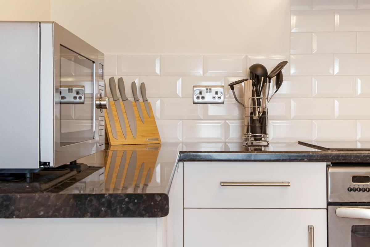 Central 1 BD + Sofa Bed in the Heart of Cheltenham! - Housity