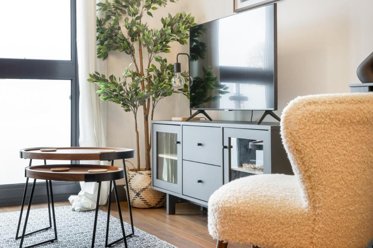 Central 1 BD + Sofa Bed in the Heart of Cheltenham! - Housity