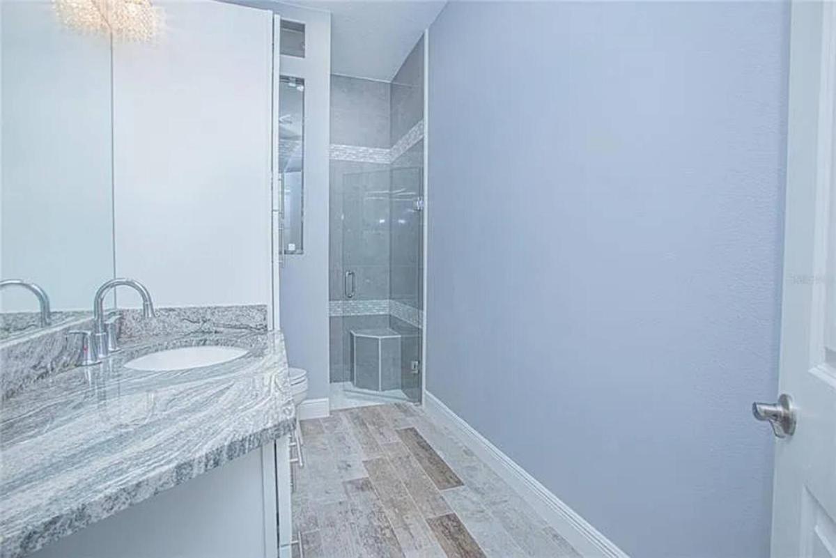 Room in Villa - Private Oasis In Luxury Home - Housity