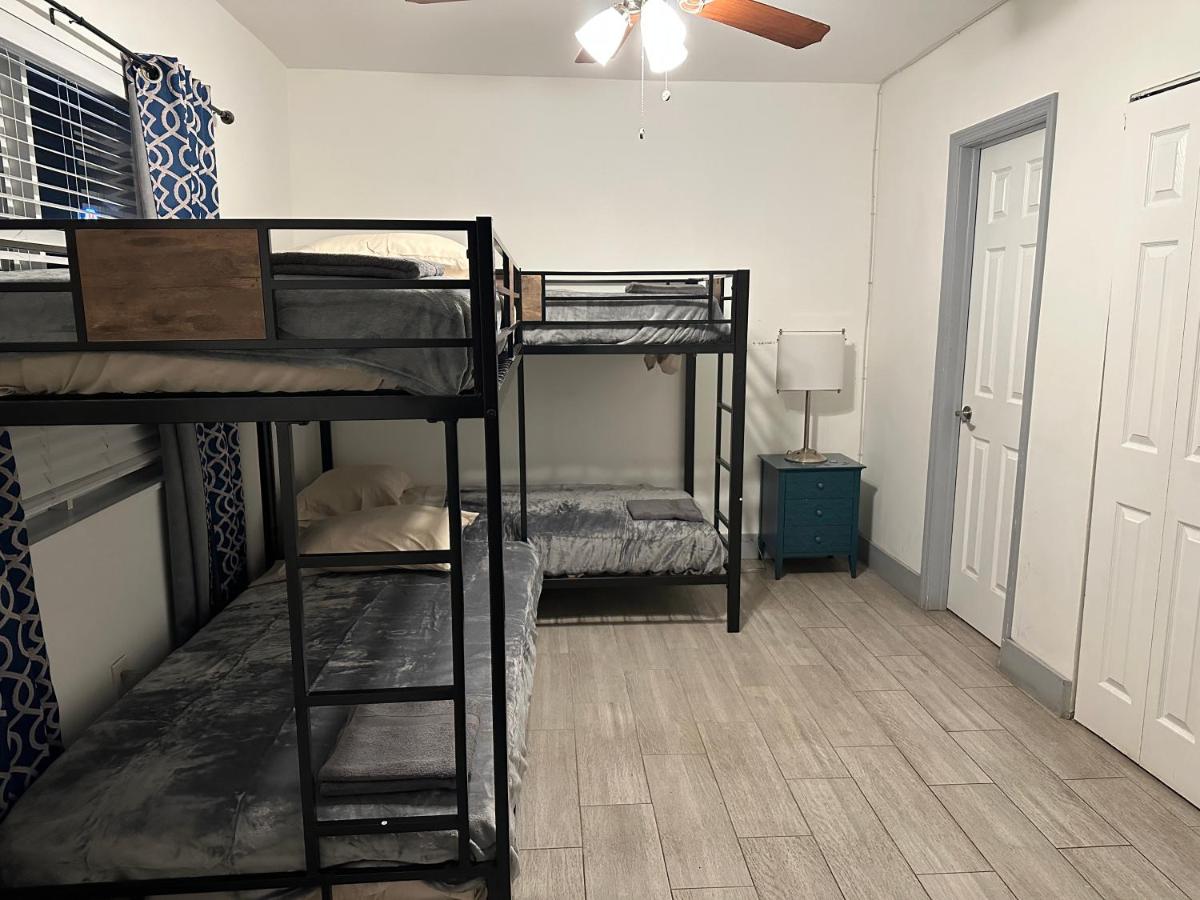 Bekahouse Hostel with parking, backyard and laundry - Housity