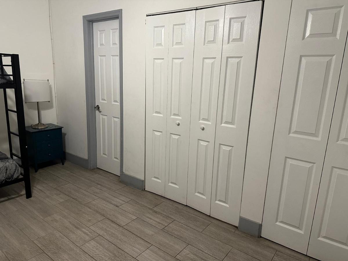 Bekahouse Hostel with parking, backyard and laundry - Housity