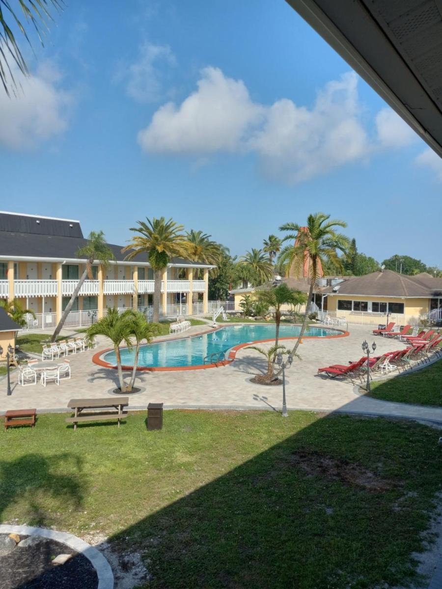 Holiday Hotel - Housity