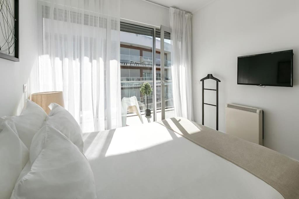Lisbon Metro & Pool Apartment - Housity