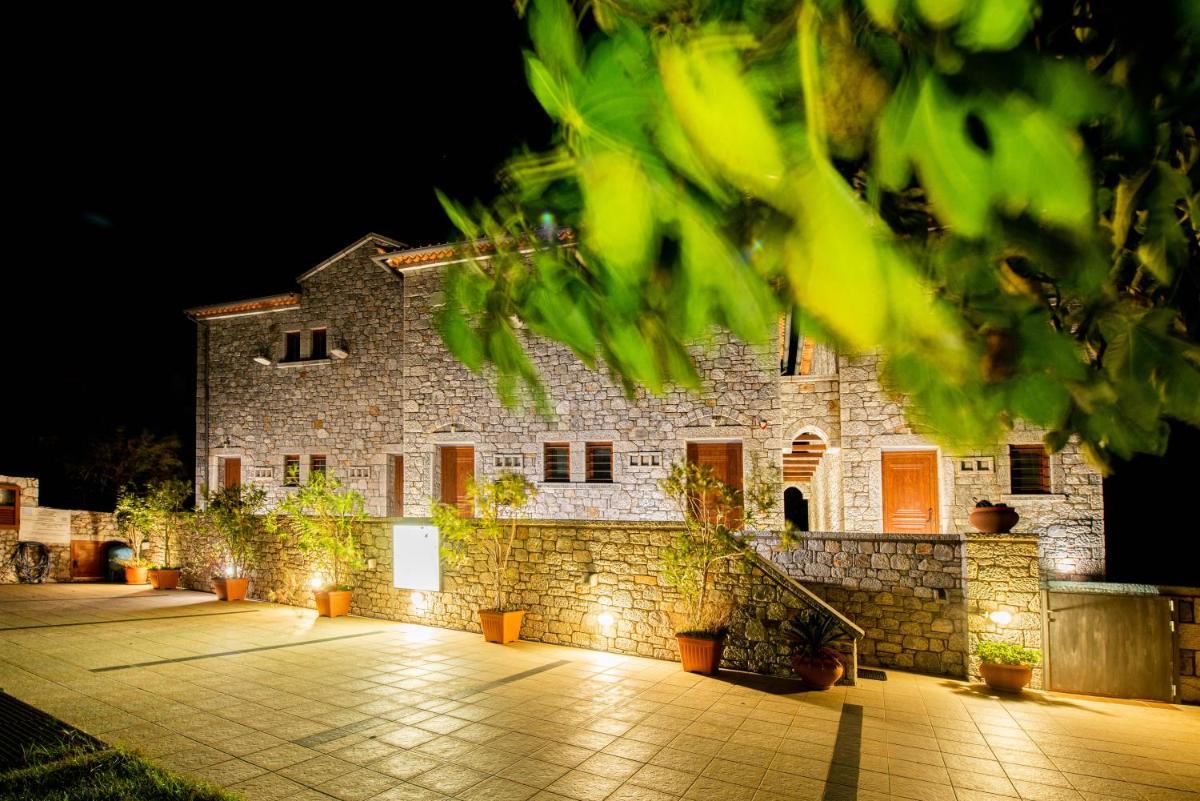 MANI HOUSES Selinitsa Art Koloveas - Housity