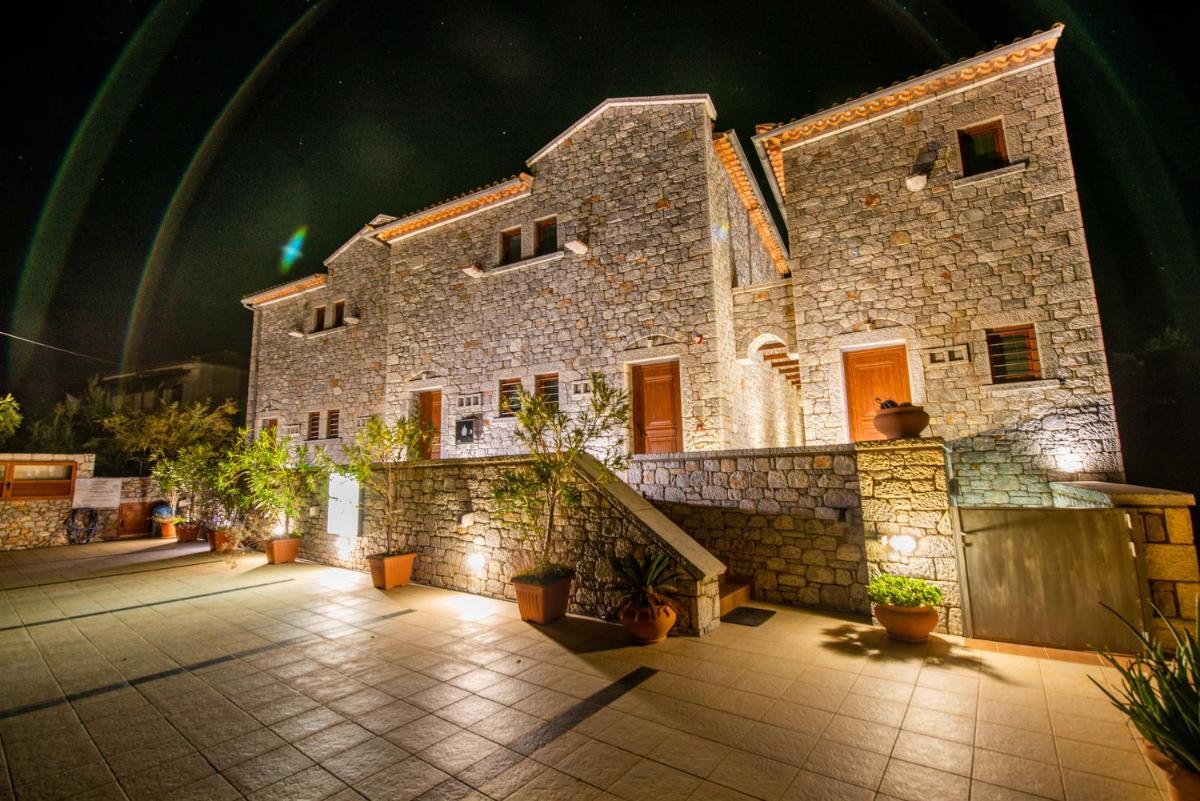 MANI HOUSES Selinitsa Art Koloveas - Housity