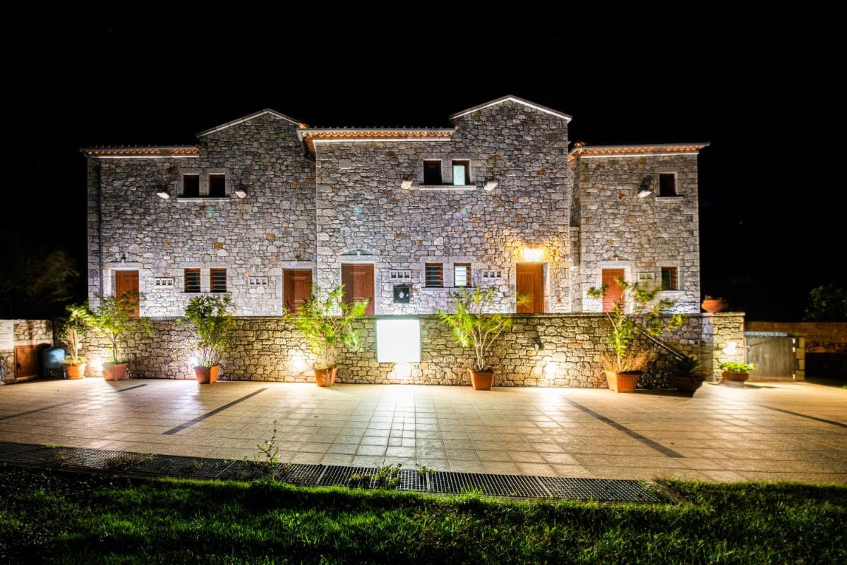MANI HOUSES Selinitsa Art Koloveas - Housity