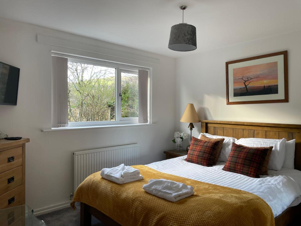 Rawtenstall bungalow. Steam train passes garden. - Housity