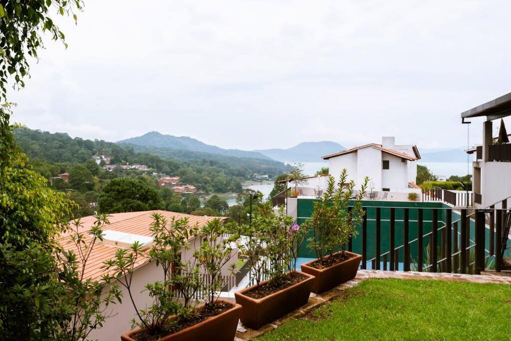Hermosa Villa Vista al Lago - Housity