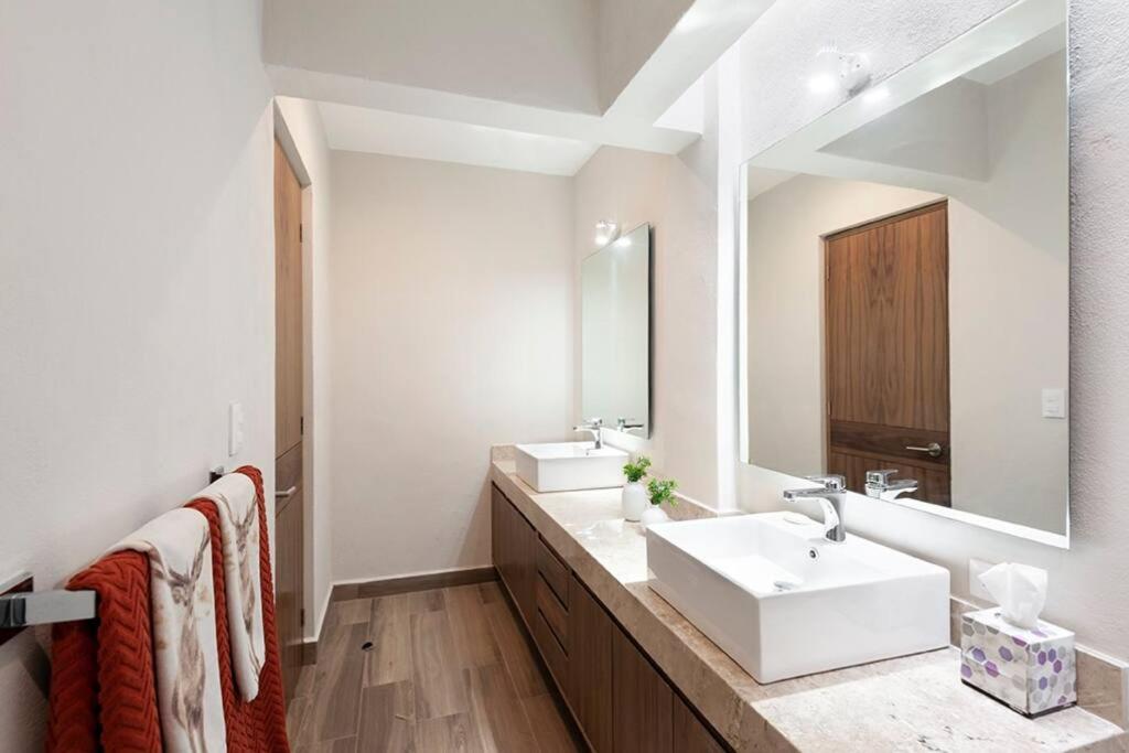 Hermosa Villa Vista al Lago - Housity