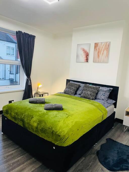 Central area terraced house with private hot tub - Housity