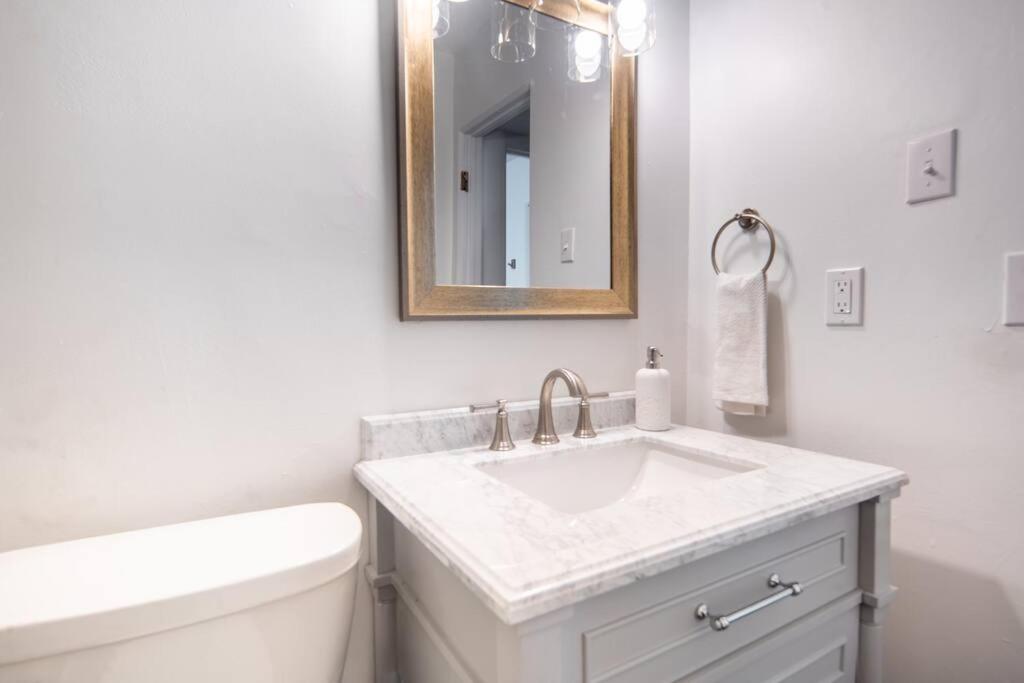“Hole in the Bottle” Dog-Friendly Retreat Near Wineries/Spire/GOTL - Housity