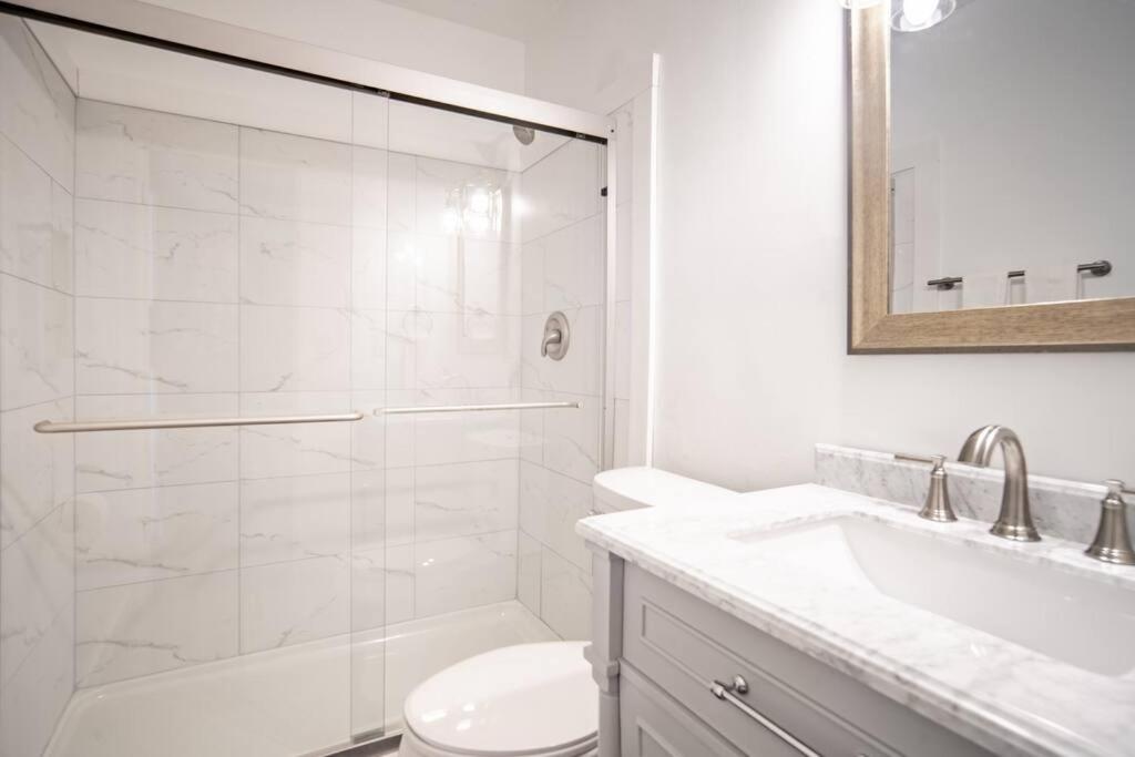 “Hole in the Bottle” Dog-Friendly Retreat Near Wineries/Spire/GOTL - Housity