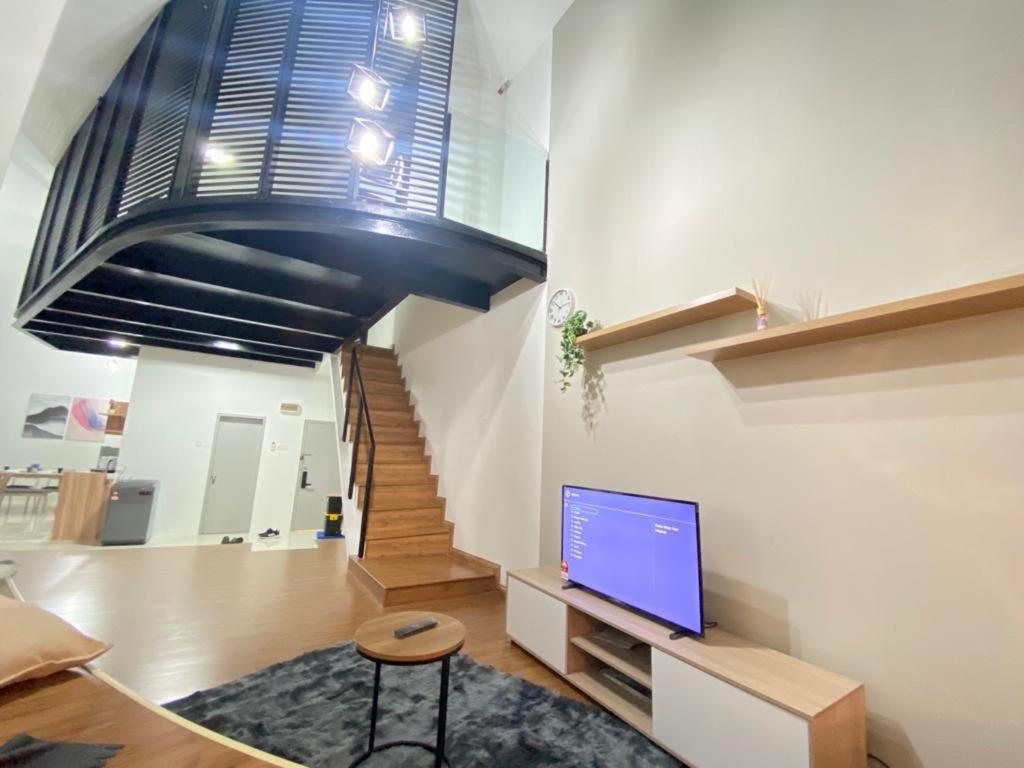 Duplex Studio at Empire City Damansara Perdana Wifi Netflix - Housity