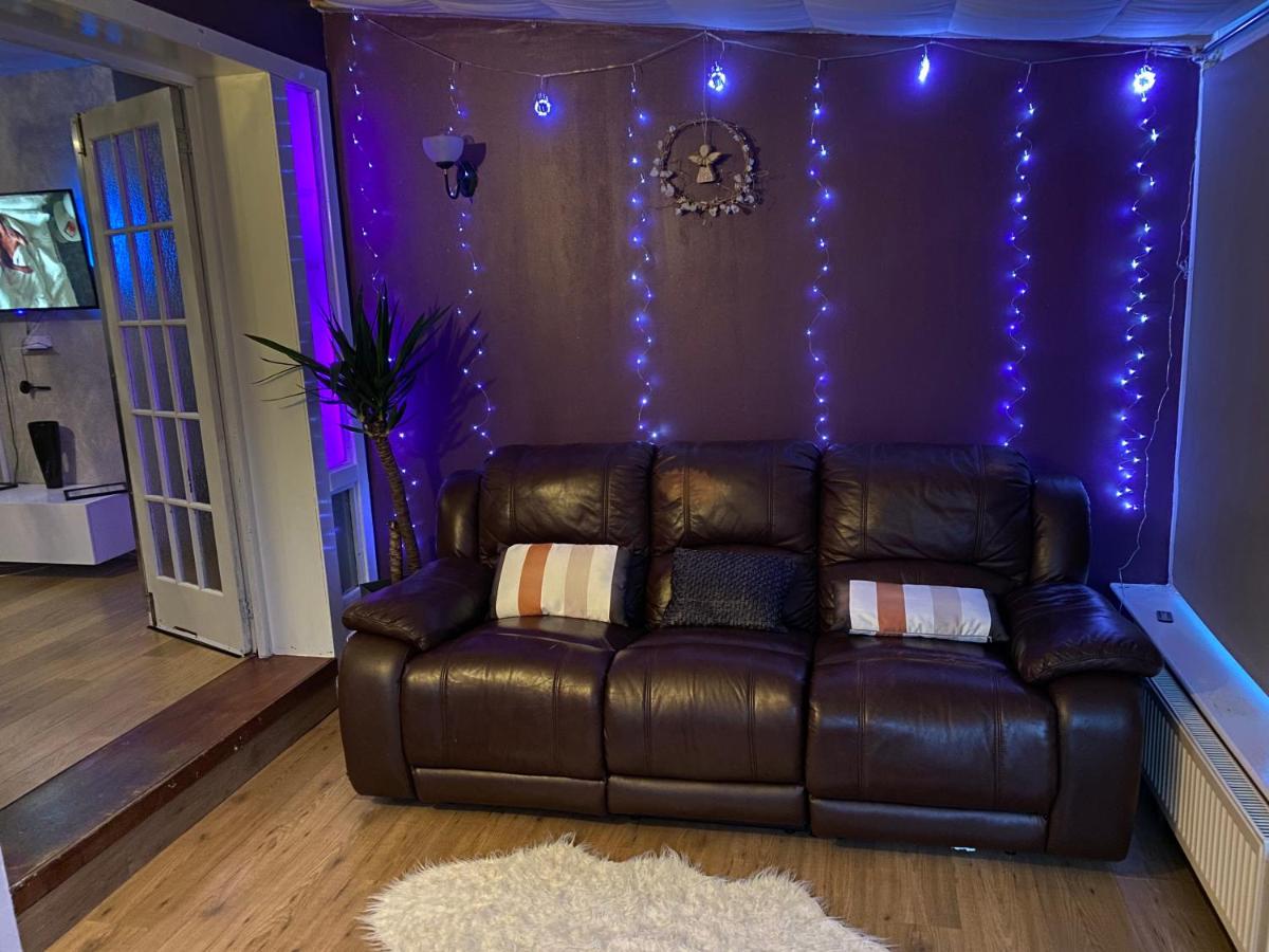 Impeccable 3- Bedroom House in Kirkcaldy - Housity