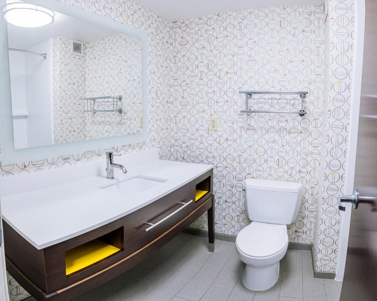 Holiday Inn & Suites Stockbridge Atlanta I-75 by IHG - Housity