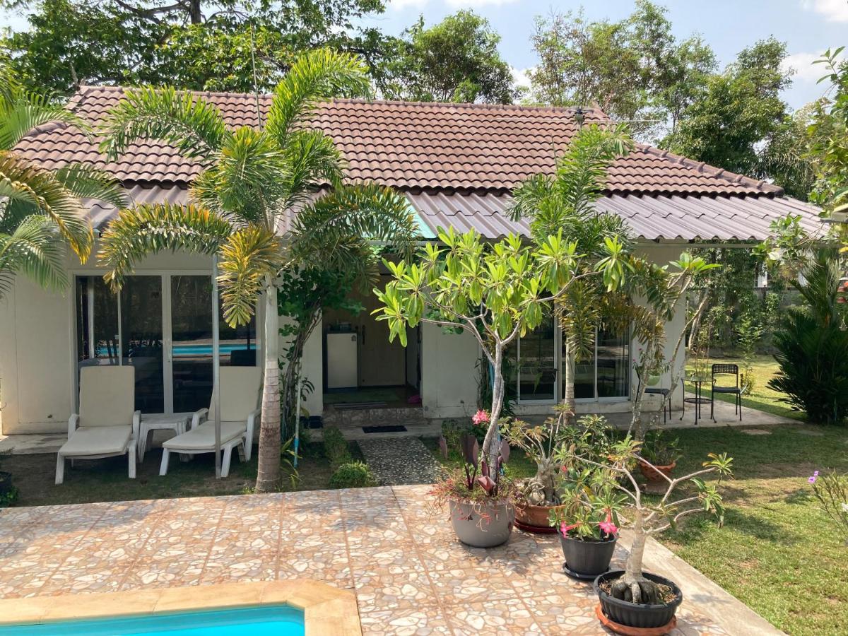 Vacation House with tropical garden and private pool - Housity