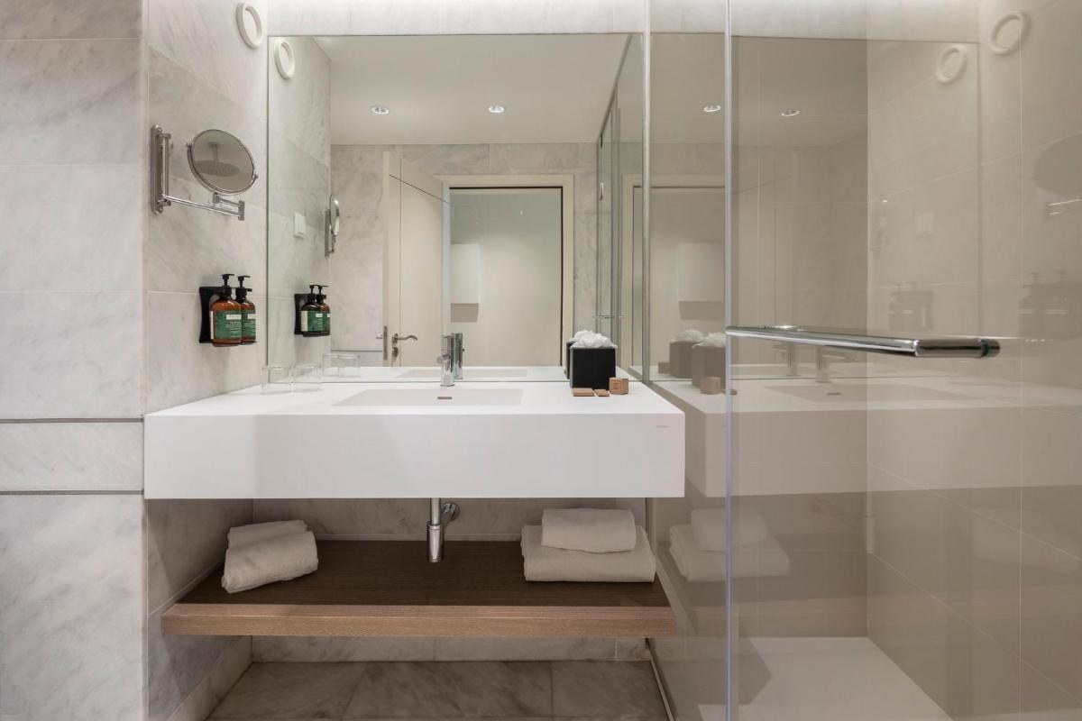 Uma casa de banho em Crowne Plaza - Caparica Lisbon