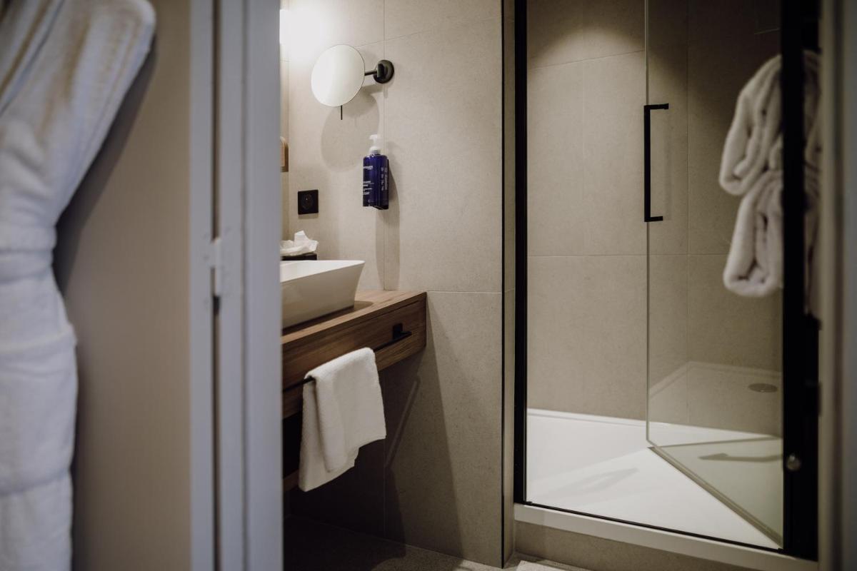 Salle de bains dans l'établissement Emeria Dinard Thalasso Spa