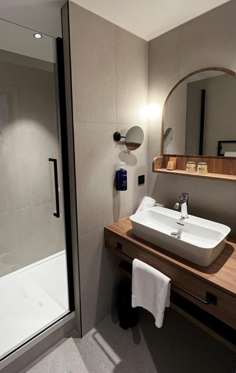 Salle de bains dans l'établissement Emeria Dinard Thalasso Spa