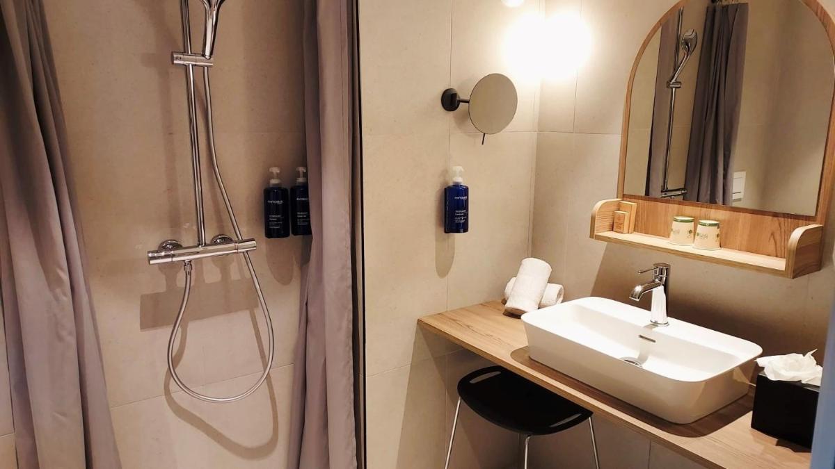 Salle de bains dans l'établissement Emeria Dinard Thalasso Spa