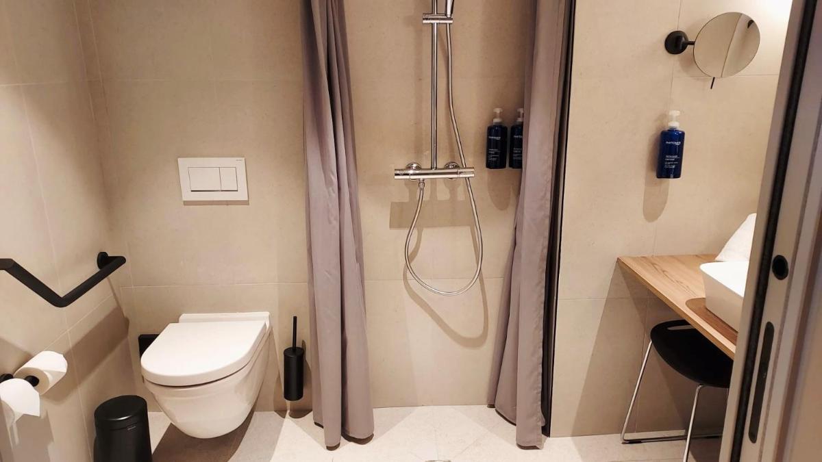 Salle de bains dans l'établissement Emeria Dinard Thalasso Spa