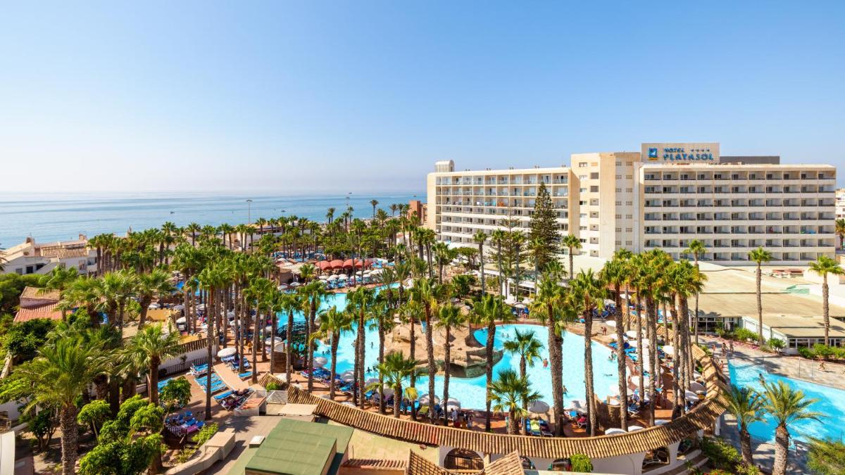 Una vista aérea de un resort con piscina y el océano. en Playasol, en Roquetas de Mar