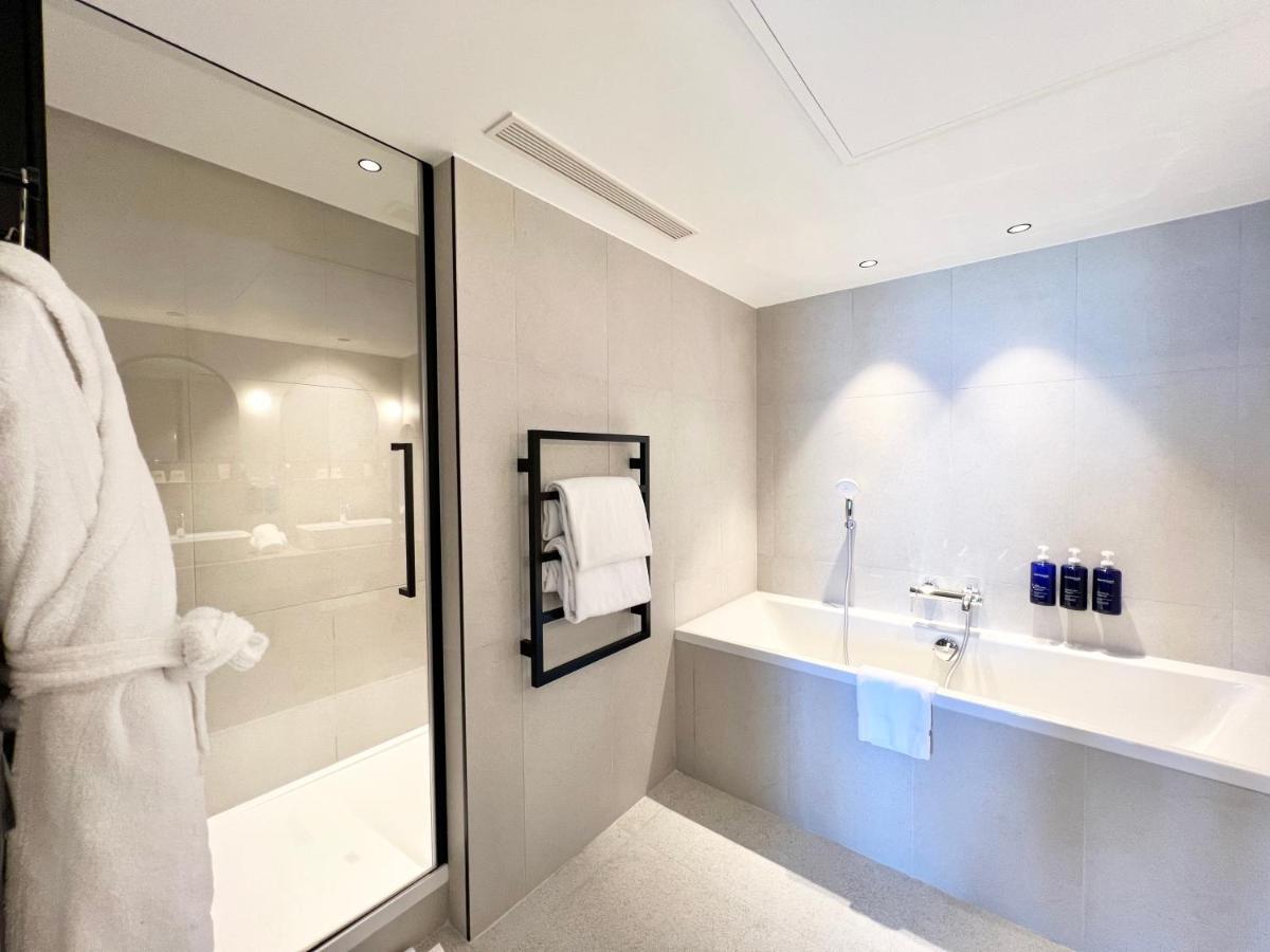 Salle de bains dans l'établissement Emeria Dinard Thalasso Spa