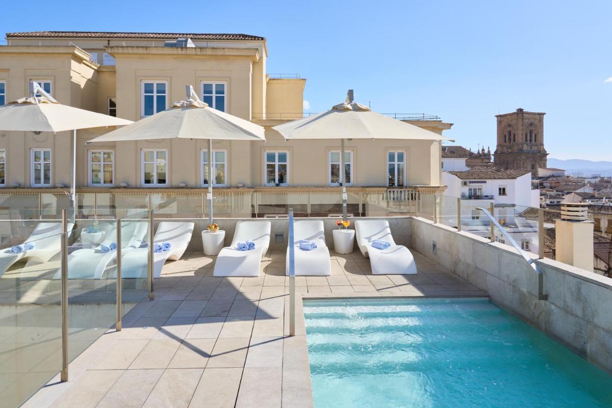 una casa con piscina en la azotea en Hotel Maciá Granada Five Senses Rooms & Suites, en Granada
