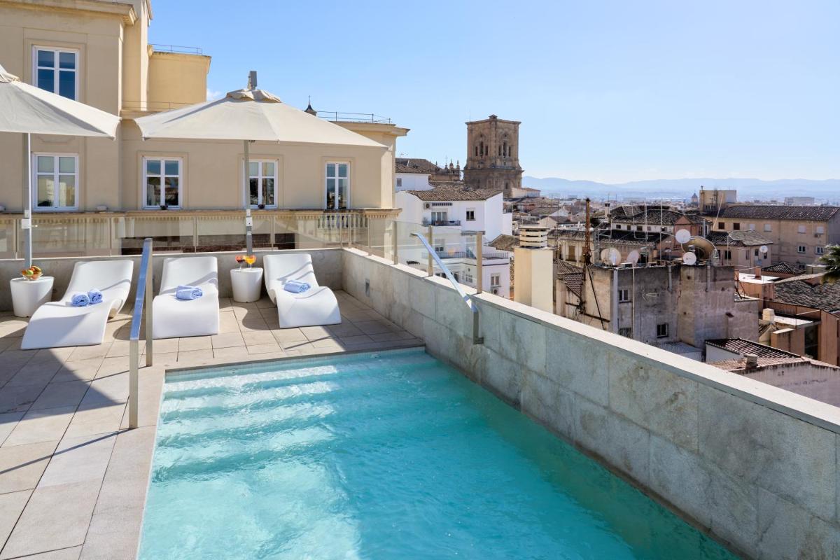 una piscina en el tejado de una casa en Hotel Maciá Granada Five Senses Rooms & Suites, en Granada