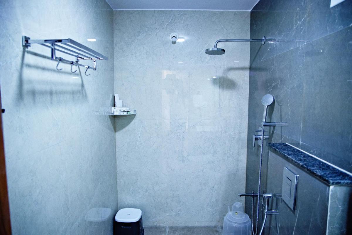 Villa Grand Hotel Near Kempegowda International Airport - Housity
