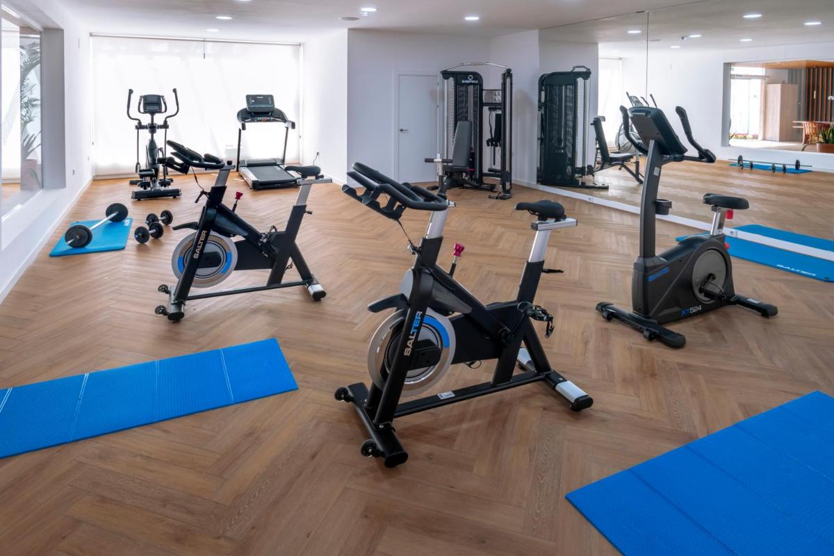 Gimnasio o instalaciones de fitness de Mediterraneo Bay Hotel & Resort