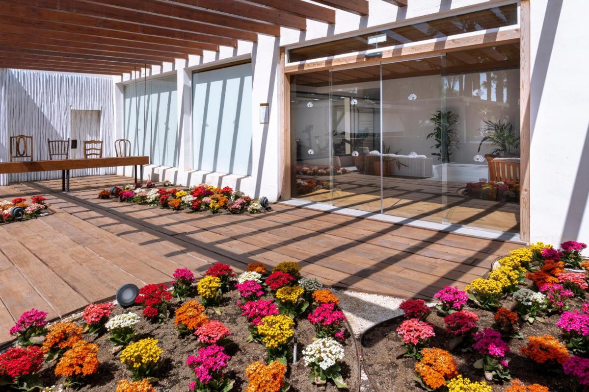 Jardín al aire libre en Mediterraneo Bay Hotel & Resort