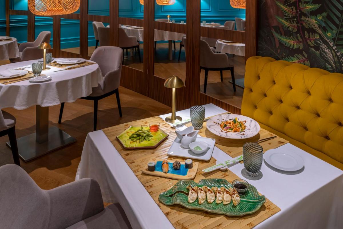 Comida en o cerca de este hotel