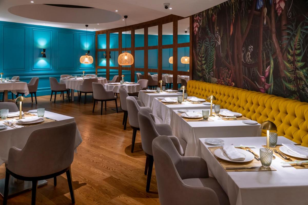 Un restaurante o sitio para comer en Mediterraneo Bay Hotel & Resort