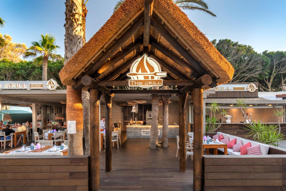 Un restaurante o sitio para comer en Mediterraneo Bay Hotel & Resort