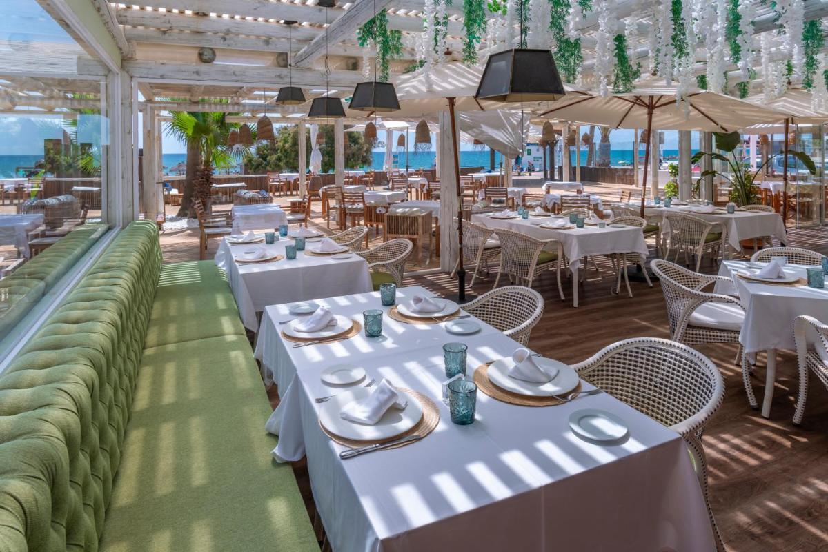 Un restaurante o sitio para comer en Mediterraneo Bay Hotel & Resort