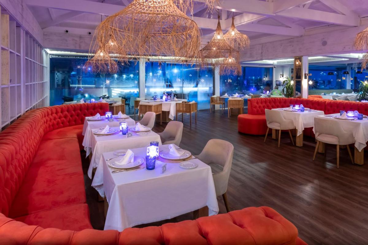 Un restaurante o sitio para comer en Mediterraneo Bay Hotel & Resort