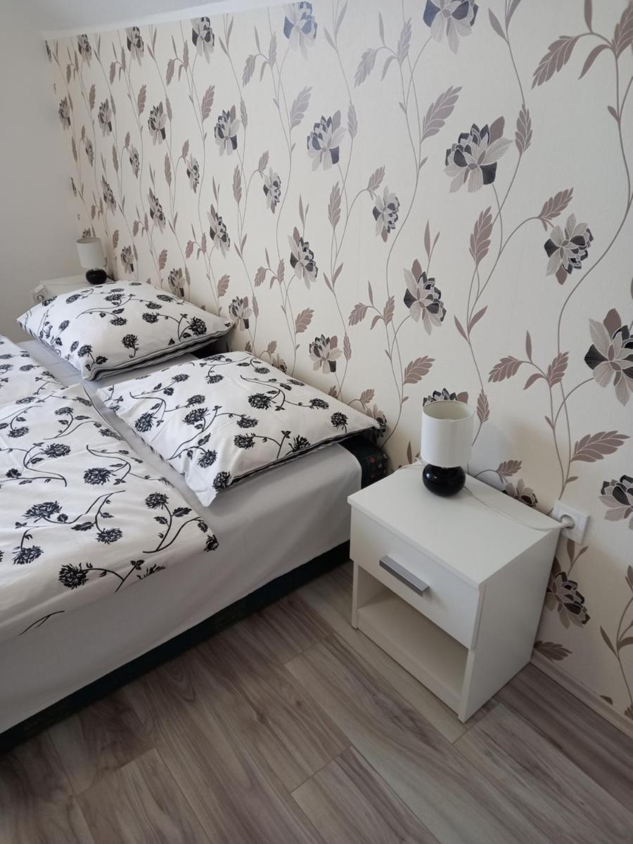 Napsugár Vendégház - Housity