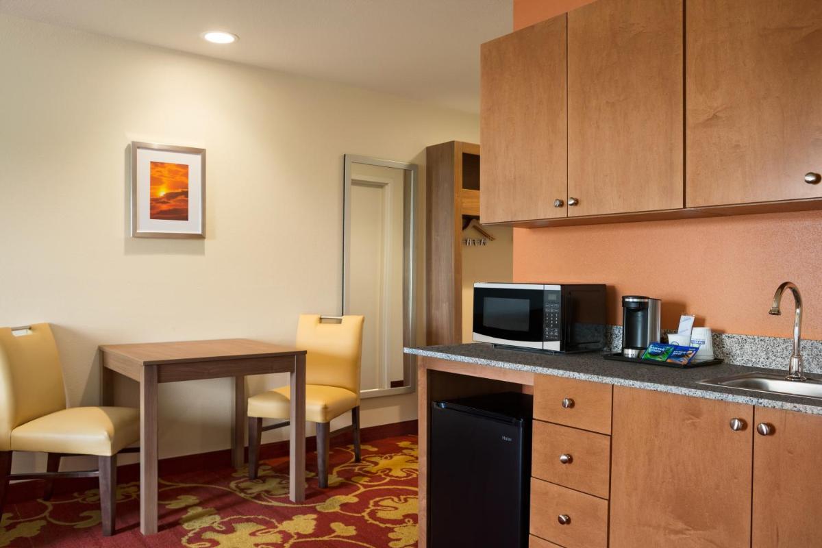 Days Inn & Suites by Wyndham Caldwell - Housity