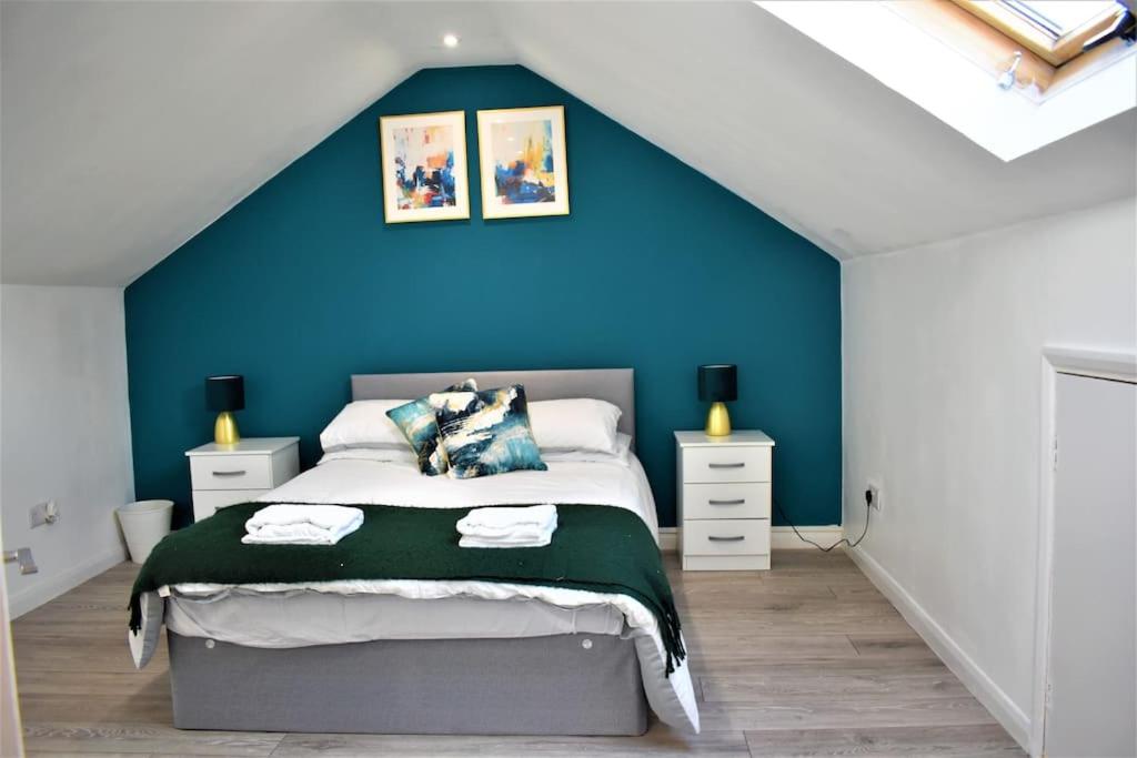 The Cosy Retreat, 4 bedroom house in Southend-On-Sea - Housity