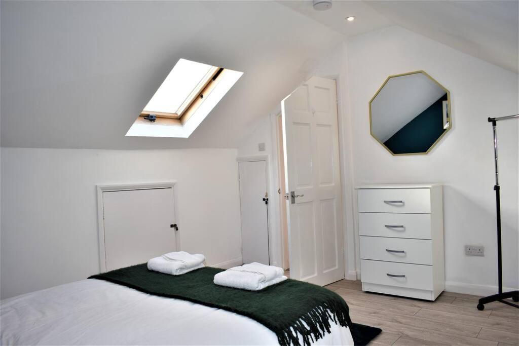 The Cosy Retreat, 4 bedroom house in Southend-On-Sea - Housity