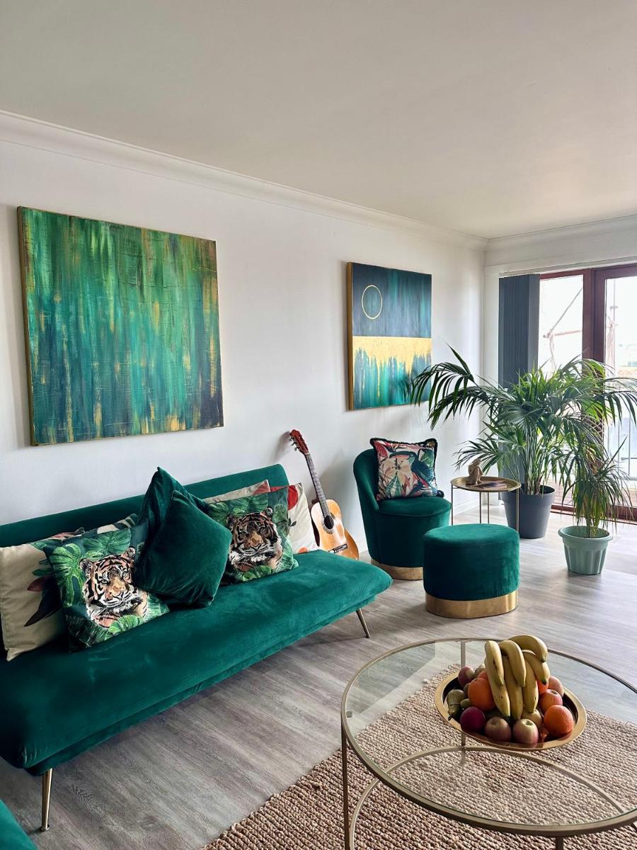 The Meadow, River view apartment - Housity