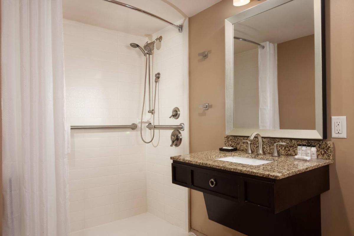 Delta Hotels by Marriott Orlando Lake Buena Vista - Housity