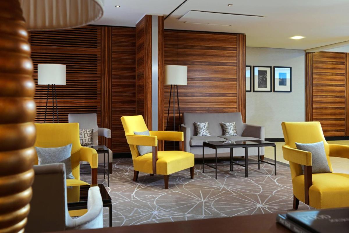 Ein Sitzbereich in der Unterkunft Cologne Marriott Hotel