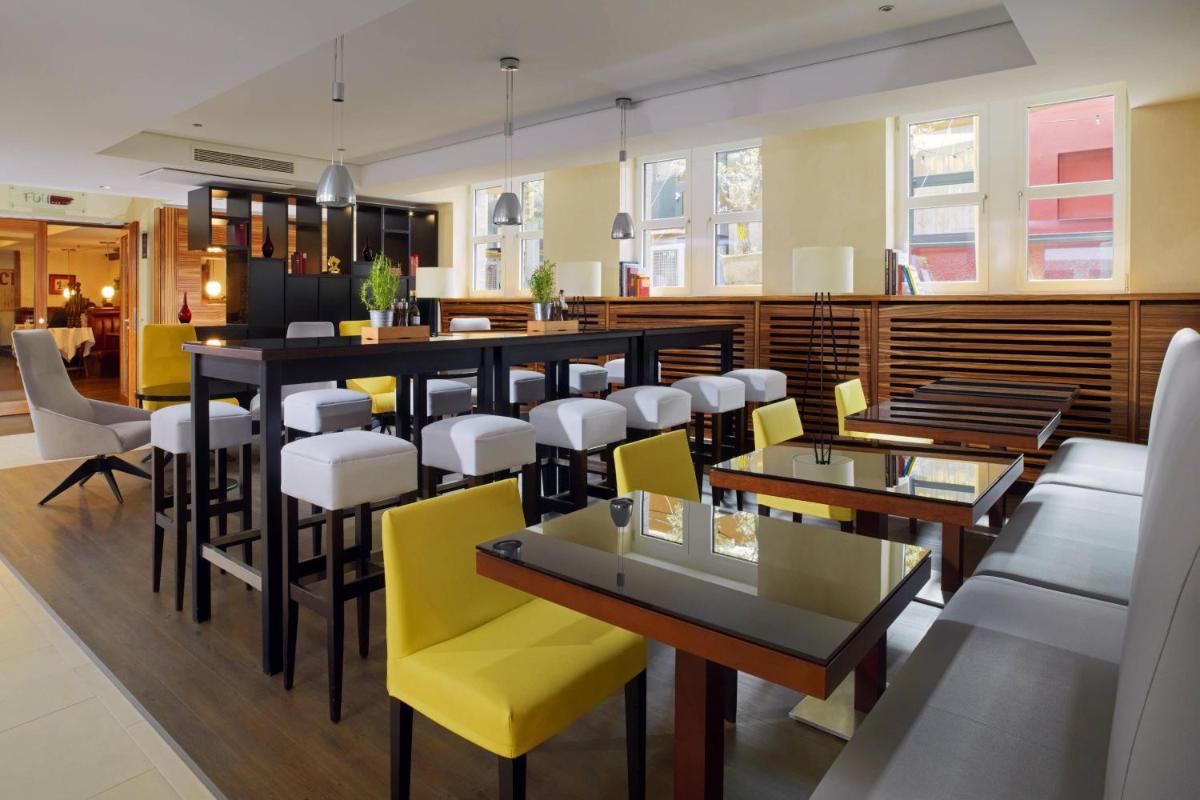 Ein Sitzbereich in der Unterkunft Cologne Marriott Hotel